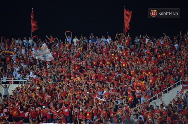 Cổ động viên cả nước vỡ òa cảm xúc trước bàn thắng của Anh Đức nâng tỷ số lên 2-0-10
