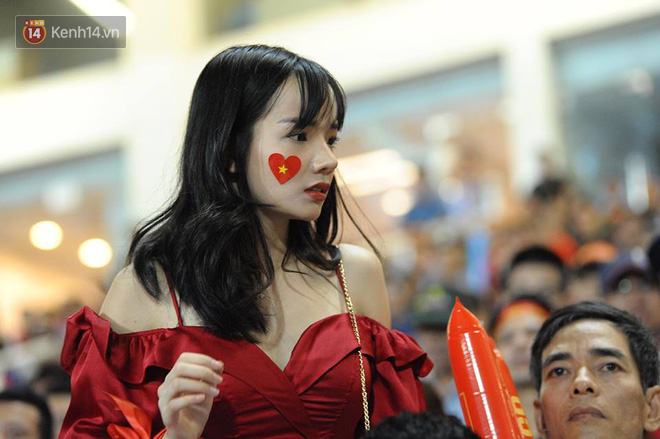 Chỉ xuất hiện vài giây trên tivi nhưng 2 nàng CĐV đã được dân tình ráo riết đi tìm vì quá xinh-9