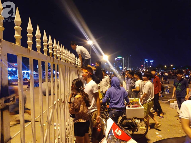 Cổ động viên cả nước vỡ òa cảm xúc trước bàn thắng của Anh Đức nâng tỷ số lên 2-0-2