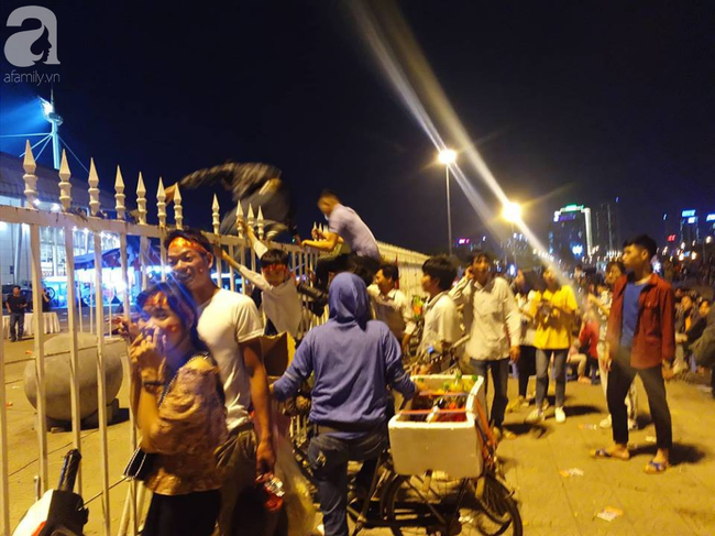 Cổ động viên cả nước vỡ òa cảm xúc trước bàn thắng của Anh Đức nâng tỷ số lên 2-0-3