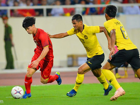 Hàng trăm cổ động viên hát vang, đốt pháo sáng trước cửa sân Mỹ Đình-1