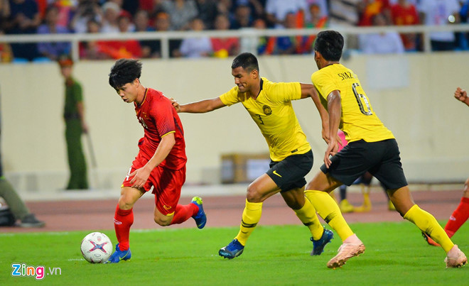 Hậu vệ Malaysia đánh nguội Công Phượng đáng phải nhận thẻ đỏ-1