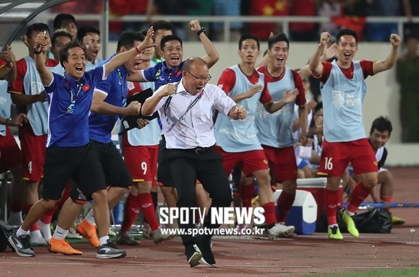 Báo Hàn Quốc: Thầy Park bay khi Công Phượng xé lưới Malaysia-1