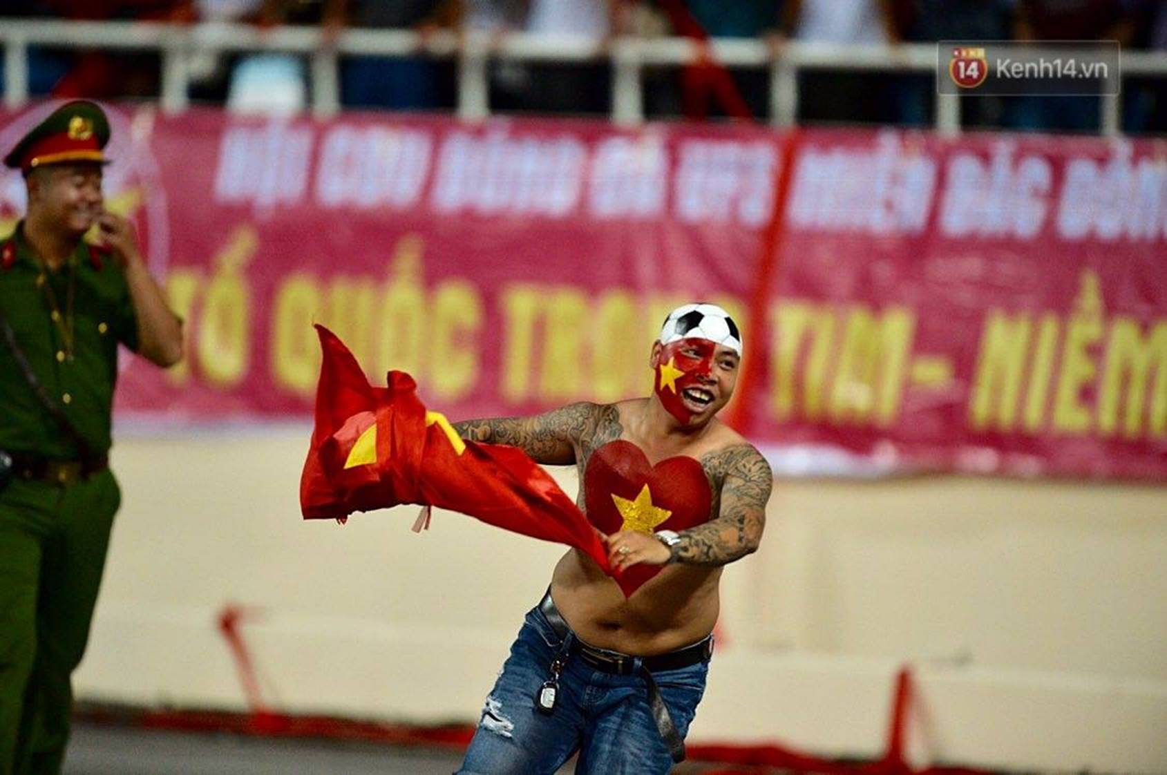 Chiếc lưng tiên tri đoán trúng phóc chiến thắng 2 - 0 của tuyển Việt Nam trước Malaysia-4