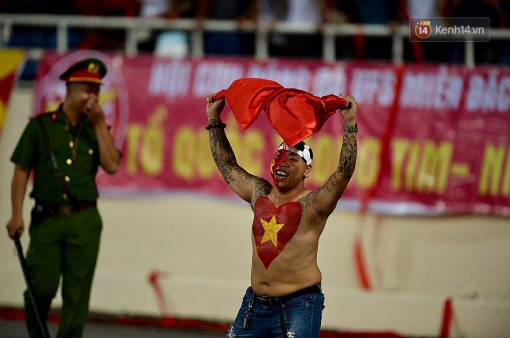 Chiếc lưng tiên tri đoán trúng phóc chiến thắng 2 - 0 của tuyển Việt Nam trước Malaysia-6