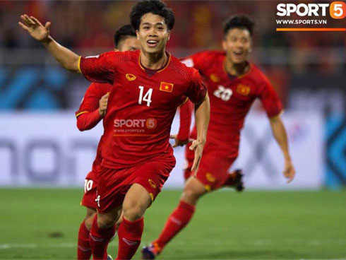 Người yêu Duy Mạnh, Tiến Dũng, Văn Đức... rạng rỡ trên khán đài cổ vũ trận Việt Nam - Malaysia-16