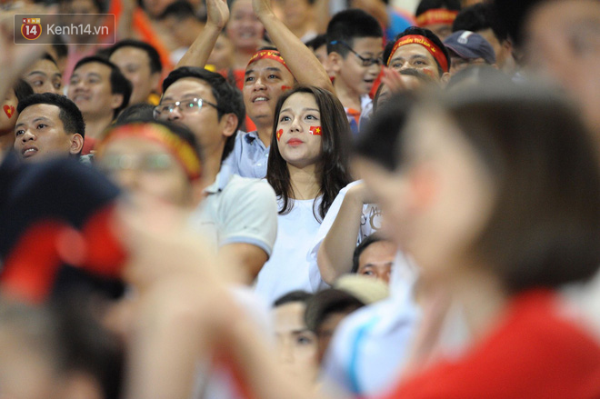 Người yêu Duy Mạnh, Tiến Dũng, Văn Đức... rạng rỡ trên khán đài cổ vũ trận Việt Nam - Malaysia-14