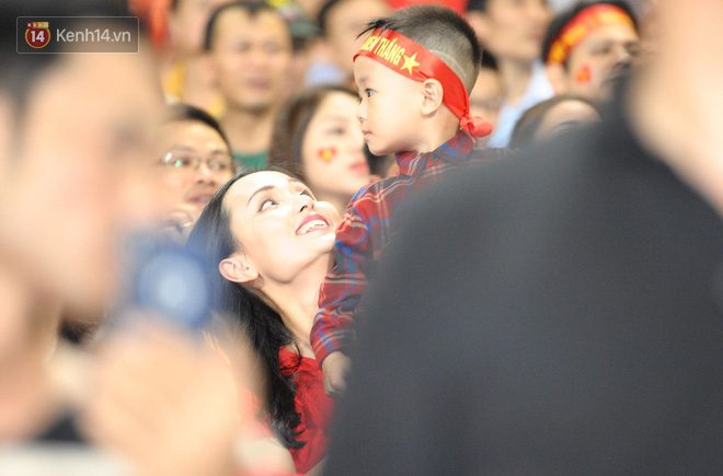 Người yêu Duy Mạnh, Tiến Dũng, Văn Đức... rạng rỡ trên khán đài cổ vũ trận Việt Nam - Malaysia-7