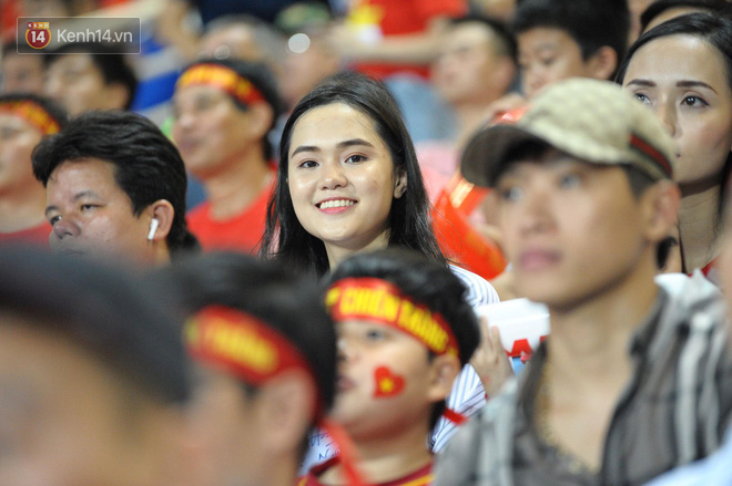 Người yêu Duy Mạnh, Tiến Dũng, Văn Đức... rạng rỡ trên khán đài cổ vũ trận Việt Nam - Malaysia-5
