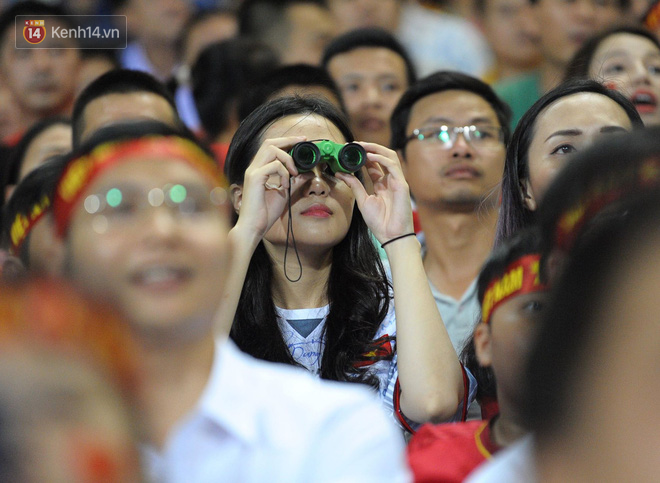 Người yêu Duy Mạnh, Tiến Dũng, Văn Đức... rạng rỡ trên khán đài cổ vũ trận Việt Nam - Malaysia-6