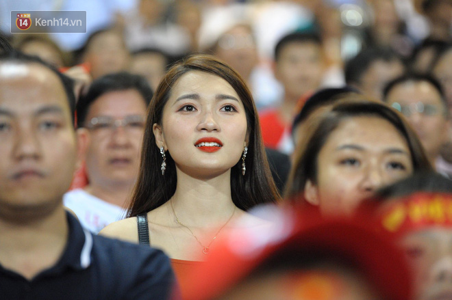 Người yêu Duy Mạnh, Tiến Dũng, Văn Đức... rạng rỡ trên khán đài cổ vũ trận Việt Nam - Malaysia-9