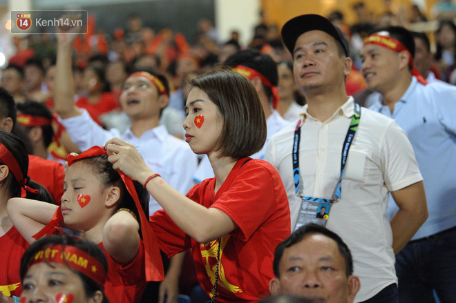 Người yêu Duy Mạnh, Tiến Dũng, Văn Đức... rạng rỡ trên khán đài cổ vũ trận Việt Nam - Malaysia-2