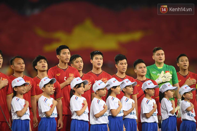Bạn bè quốc tế choáng ngợp trước cảnh hát Quốc ca Việt Nam hoành tráng trên sân Mỹ Đình-1