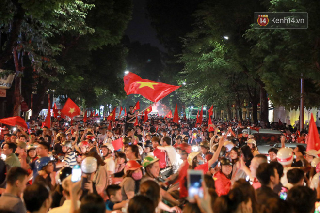 Hàng triệu CĐV cả nước ùa ra đường ăn mừng sau chiến thắng 2-0 của đội tuyển Việt Nam trước Malaysia-9