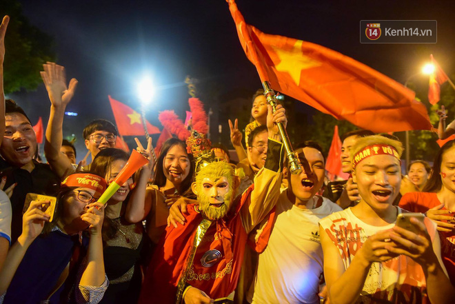 Hàng triệu CĐV cả nước ùa ra đường ăn mừng sau chiến thắng 2-0 của đội tuyển Việt Nam trước Malaysia-13