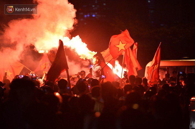 Hàng triệu CĐV cả nước ùa ra đường ăn mừng sau chiến thắng 2-0 của đội tuyển Việt Nam trước Malaysia-27