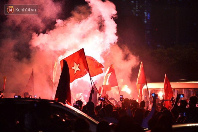 Hàng triệu CĐV cả nước ùa ra đường ăn mừng sau chiến thắng 2-0 của đội tuyển Việt Nam trước Malaysia-24