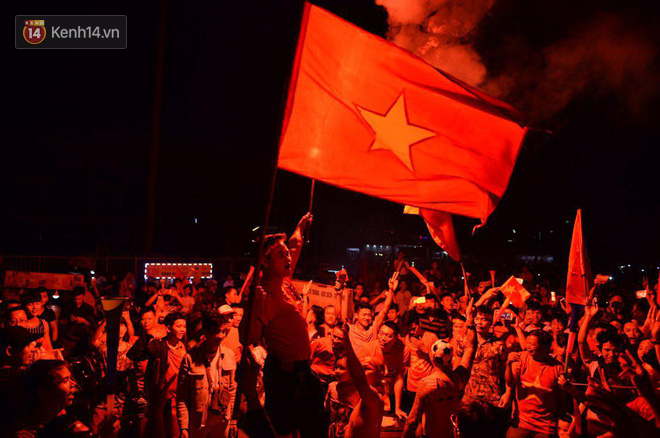 Hàng triệu CĐV cả nước ùa ra đường ăn mừng sau chiến thắng 2-0 của đội tuyển Việt Nam trước Malaysia-26