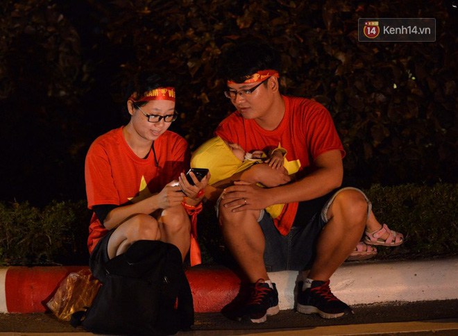 Hàng triệu CĐV cả nước ùa ra đường ăn mừng sau chiến thắng 2-0 của đội tuyển Việt Nam trước Malaysia-22