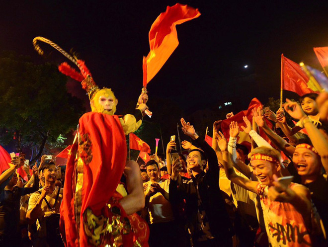 Hàng triệu CĐV cả nước ùa ra đường ăn mừng sau chiến thắng 2-0 của đội tuyển Việt Nam trước Malaysia-18