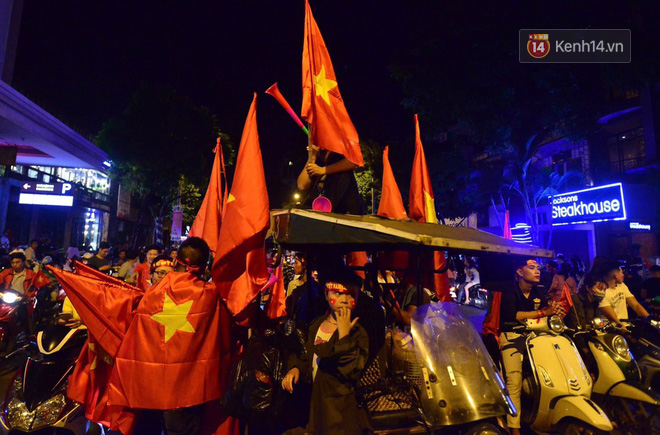 Hàng triệu CĐV cả nước ùa ra đường ăn mừng sau chiến thắng 2-0 của đội tuyển Việt Nam trước Malaysia-3