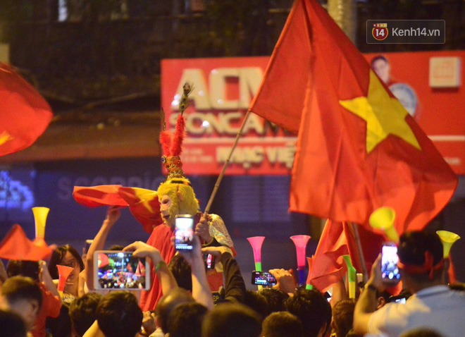 Hàng triệu CĐV cả nước ùa ra đường ăn mừng sau chiến thắng 2-0 của đội tuyển Việt Nam trước Malaysia-4