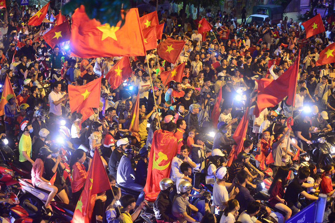 Hàng triệu CĐV cả nước ùa ra đường ăn mừng sau chiến thắng 2-0 của đội tuyển Việt Nam trước Malaysia-19