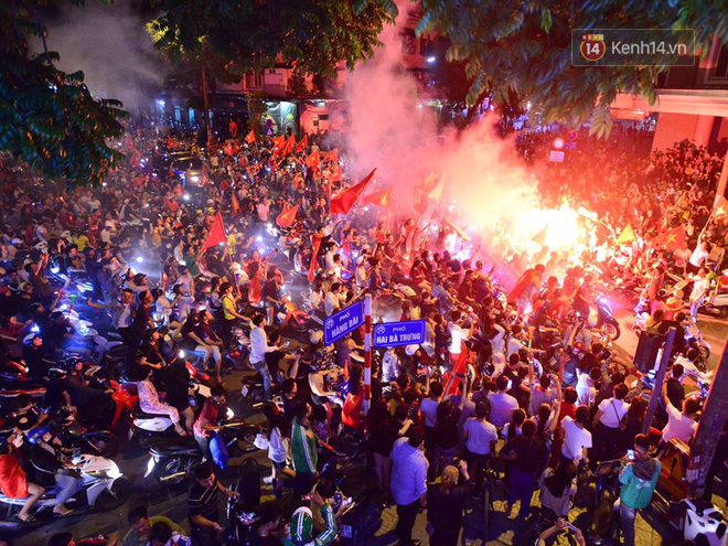 Hàng triệu CĐV cả nước ùa ra đường ăn mừng sau chiến thắng 2-0 của đội tuyển Việt Nam trước Malaysia-16