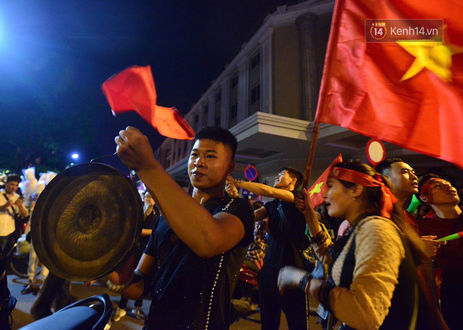 Hàng triệu CĐV cả nước ùa ra đường ăn mừng sau chiến thắng 2-0 của đội tuyển Việt Nam trước Malaysia-5