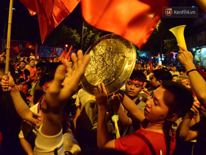 Hàng triệu CĐV cả nước ùa ra đường ăn mừng sau chiến thắng 2-0 của đội tuyển Việt Nam trước Malaysia-6
