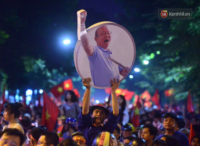 Hàng triệu CĐV cả nước ùa ra đường ăn mừng sau chiến thắng 2-0 của đội tuyển Việt Nam trước Malaysia-2