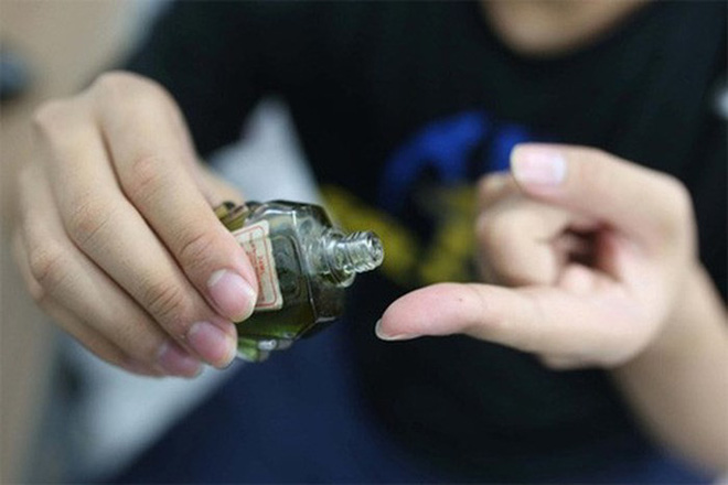 Nhỏ vài giọt dầu gió lên bụng trước khi ngủ và xoa đều: Tác dụng mang lại sẽ rất tuyệt vời-2