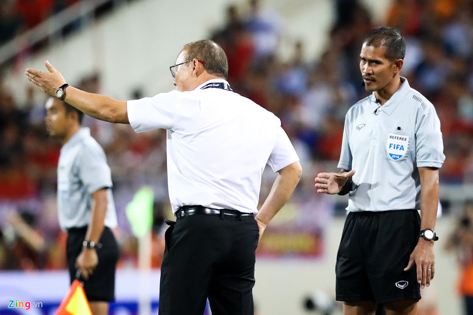 Trợ lý đẩy HLV Park Hang-seo về cabin vì sợ án phạt từ trọng tài-2