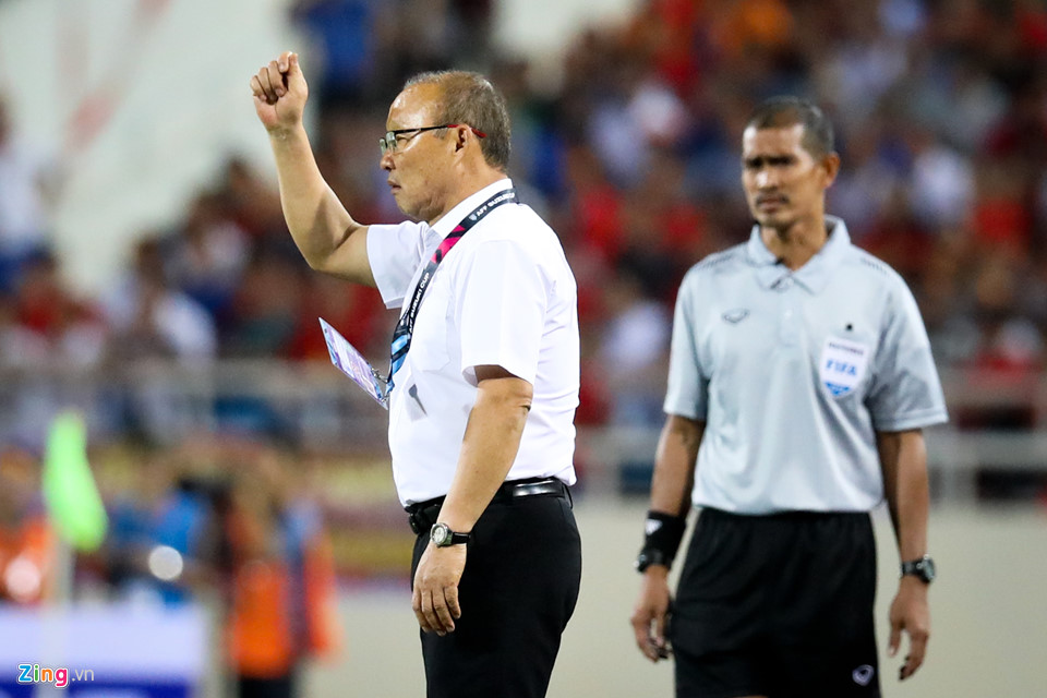 Trợ lý đẩy HLV Park Hang-seo về cabin vì sợ án phạt từ trọng tài-4