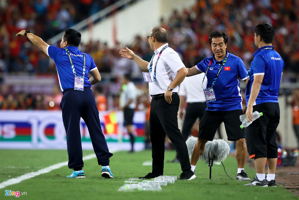 Trợ lý đẩy HLV Park Hang-seo về cabin vì sợ án phạt từ trọng tài-5