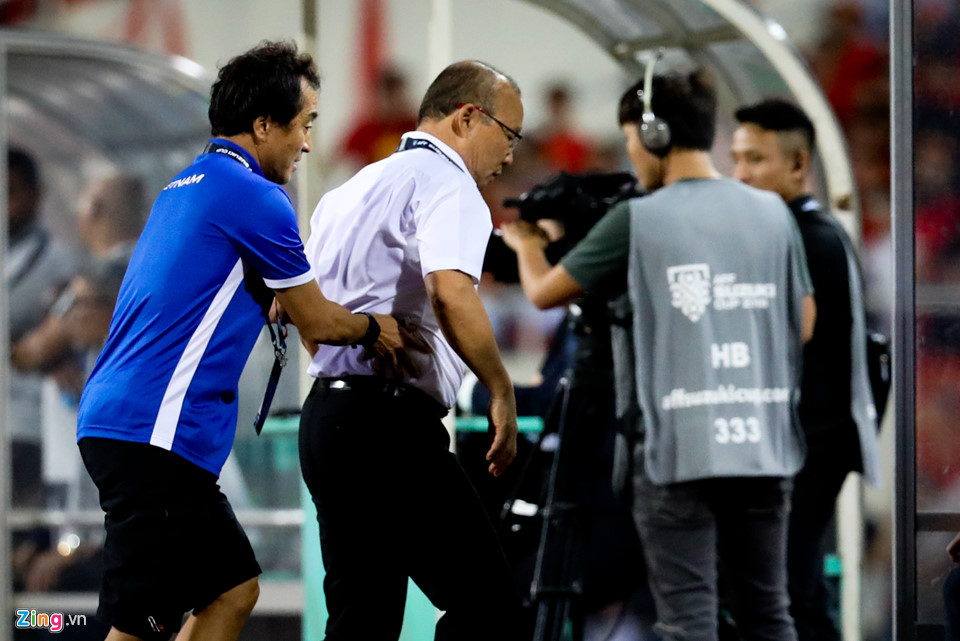 Trợ lý đẩy HLV Park Hang-seo về cabin vì sợ án phạt từ trọng tài-6