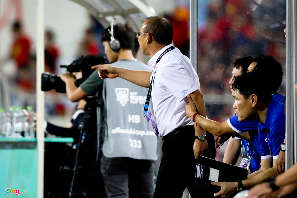 Trợ lý đẩy HLV Park Hang-seo về cabin vì sợ án phạt từ trọng tài-7