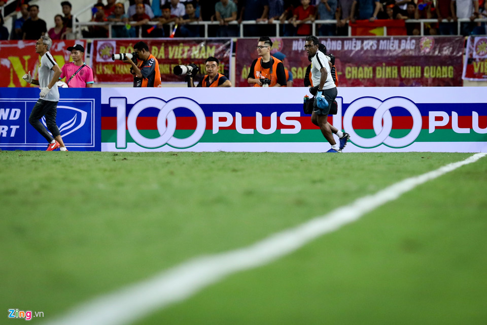 Trợ lý đẩy HLV Park Hang-seo về cabin vì sợ án phạt từ trọng tài-8