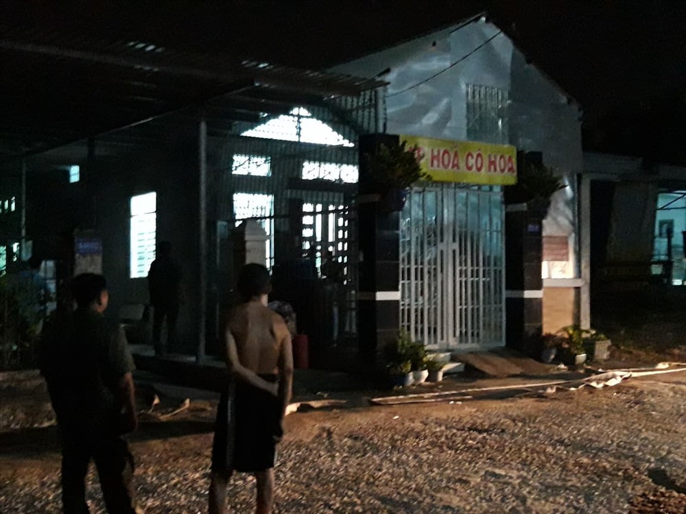 Kịch tính giải cứu người mẹ và 2 con bị chồng khóa trái cửa dọa đốt cả nhà-1