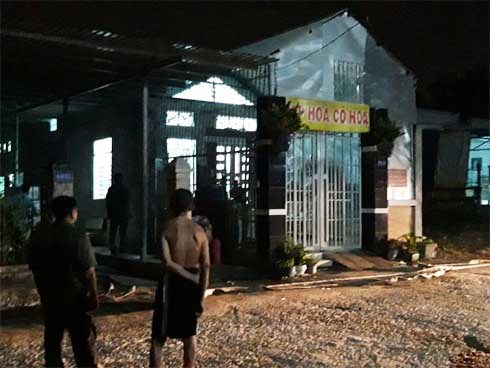 Kịch tính giải cứu người mẹ và 2 con bị chồng khóa trái cửa dọa đốt cả nhà
