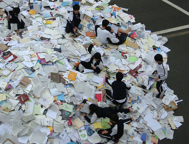 Hậu kỳ thi ĐH khốc liệt hàng đầu thế giới ở Hàn Quốc: Học sinh thi nhau vứt sách vở, quẩy tới bến chấm dứt 12 năm đèn sách-2