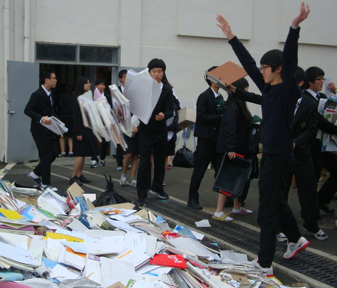 Hậu kỳ thi ĐH khốc liệt hàng đầu thế giới ở Hàn Quốc: Học sinh thi nhau vứt sách vở, quẩy tới bến chấm dứt 12 năm đèn sách-3