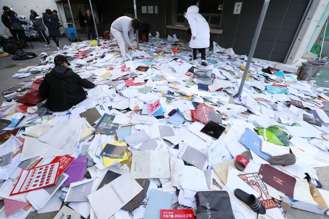 Hậu kỳ thi ĐH khốc liệt hàng đầu thế giới ở Hàn Quốc: Học sinh thi nhau vứt sách vở, quẩy tới bến chấm dứt 12 năm đèn sách-4