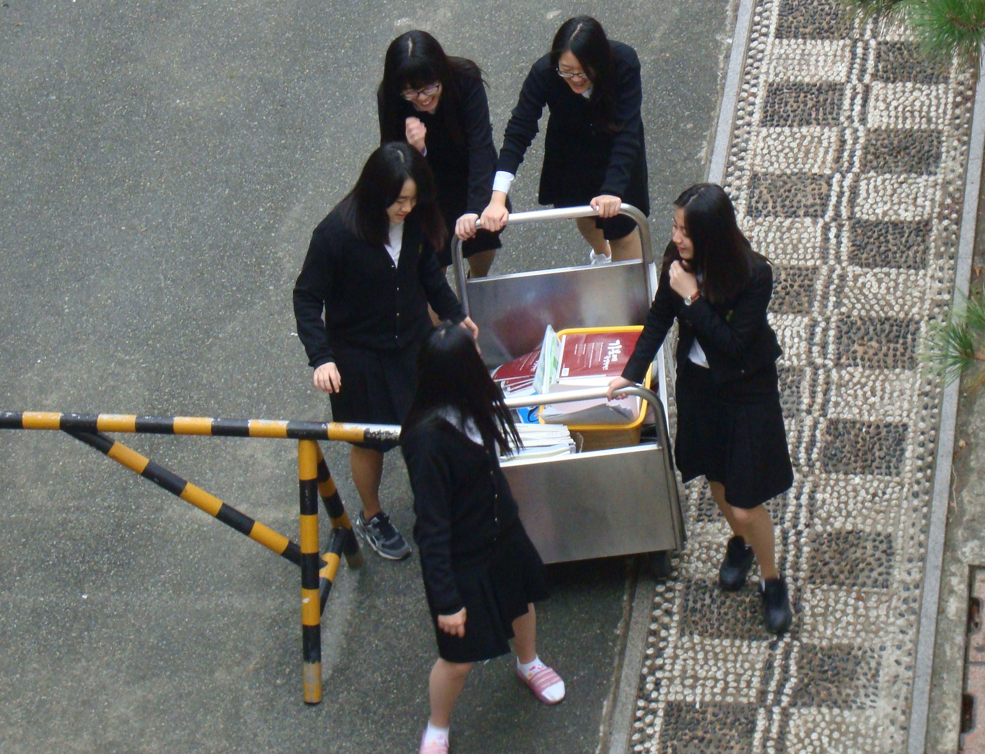 Hậu kỳ thi ĐH khốc liệt hàng đầu thế giới ở Hàn Quốc: Học sinh thi nhau vứt sách vở, quẩy tới bến chấm dứt 12 năm đèn sách-5