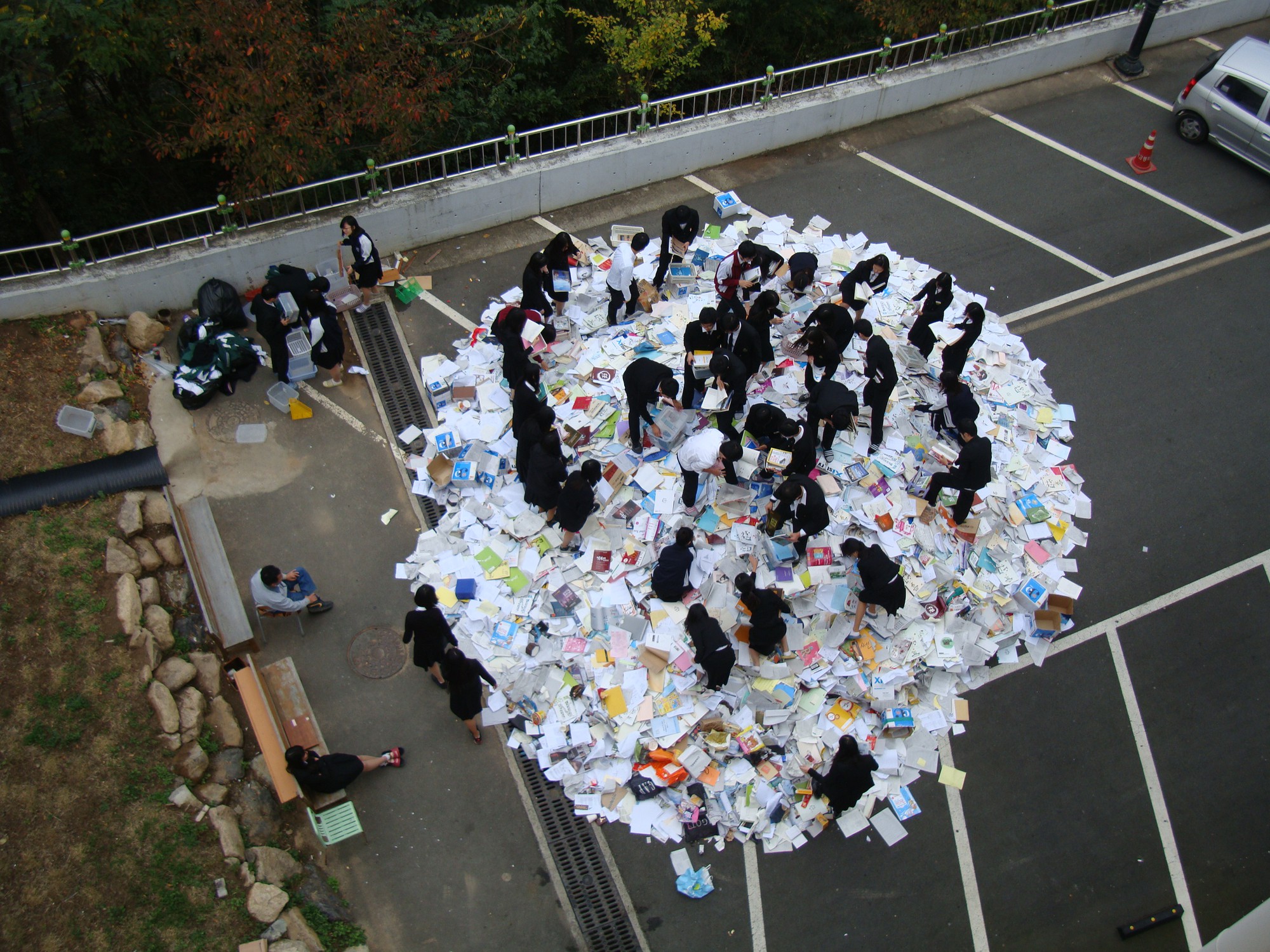 Hậu kỳ thi ĐH khốc liệt hàng đầu thế giới ở Hàn Quốc: Học sinh thi nhau vứt sách vở, quẩy tới bến chấm dứt 12 năm đèn sách-6