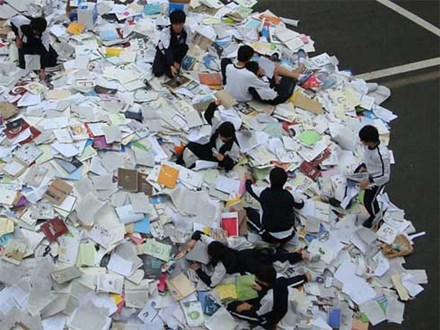 Hậu kỳ thi ĐH khốc liệt hàng đầu thế giới ở Hàn Quốc: Học sinh thi nhau vứt sách vở, quẩy tới bến chấm dứt 12 năm đèn sách
