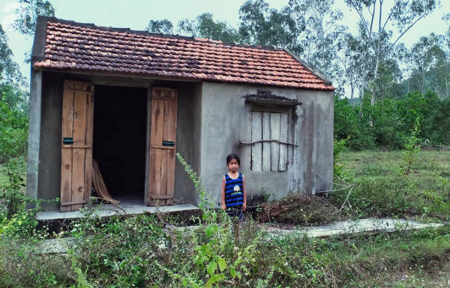 Bé 7 tuổi không cha ngồi trước căn nhà hoang đợi mẹ thần kinh bỏ đi biệt tích cả năm trời-1