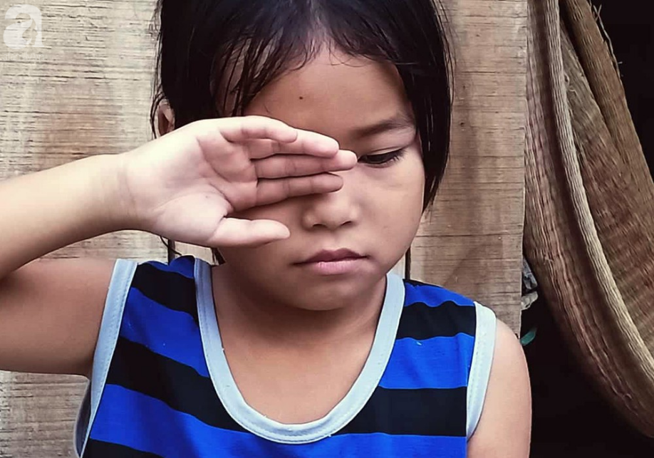 Bé 7 tuổi không cha ngồi trước căn nhà hoang đợi mẹ thần kinh bỏ đi biệt tích cả năm trời-2