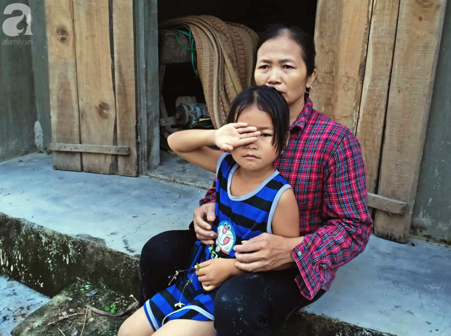 Bé 7 tuổi không cha ngồi trước căn nhà hoang đợi mẹ thần kinh bỏ đi biệt tích cả năm trời-3