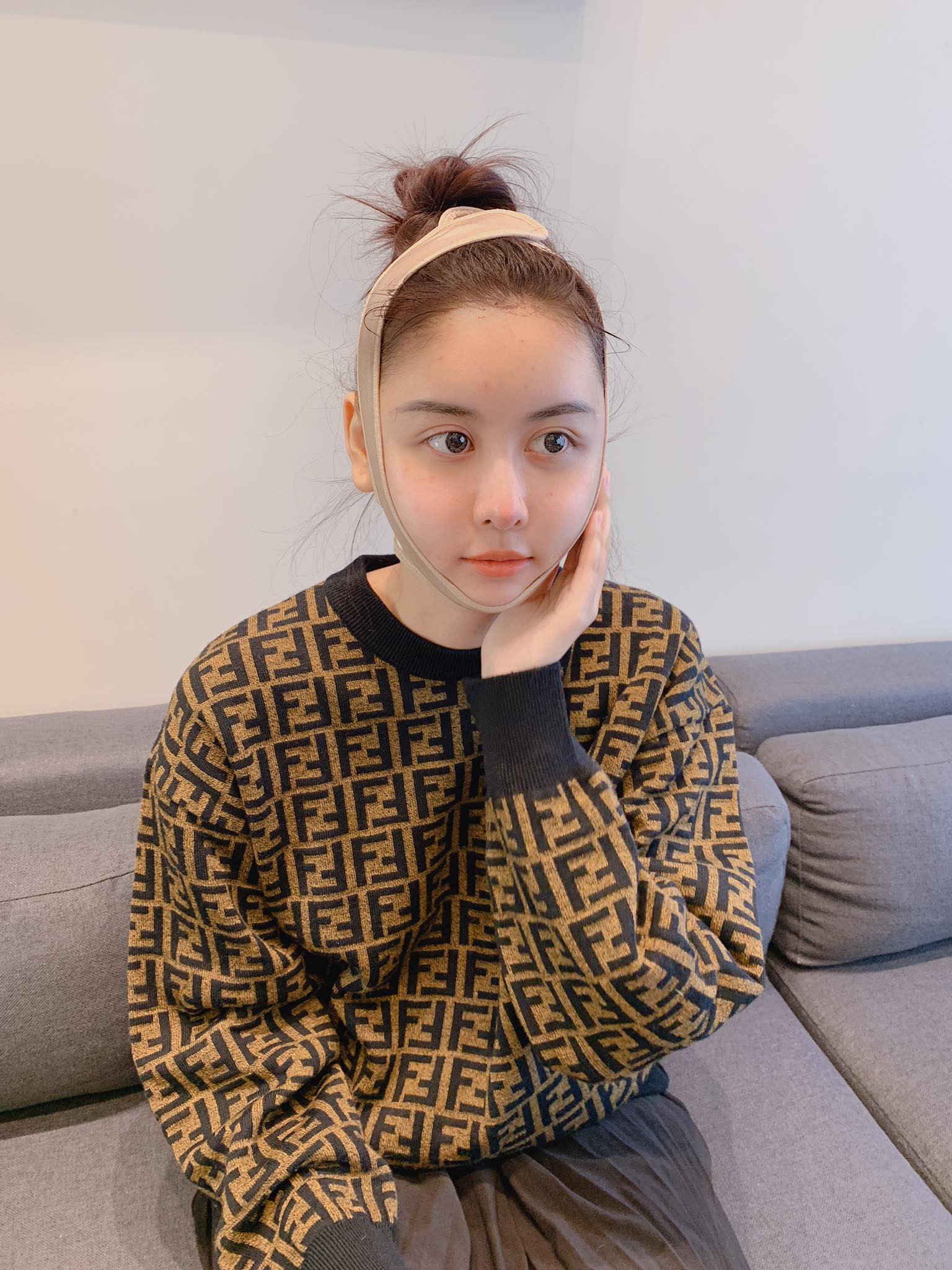 Hà Lade khoe ảnh vừa phẫu thuật hạ gò má, tự nhận mình trẻ như 2k-1